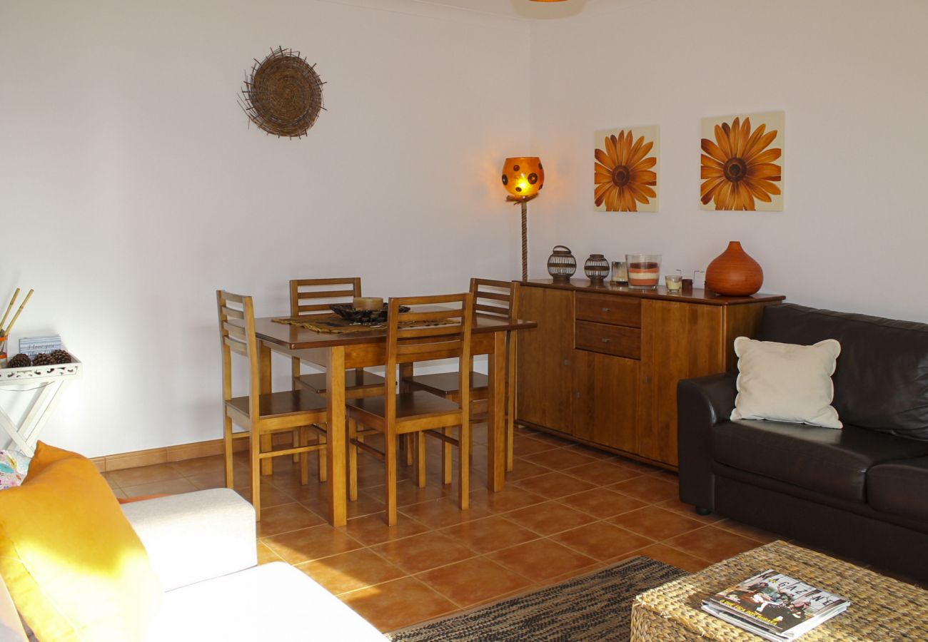 Apartamento em Pêra - Condomínio Vilita, T1-Lt-5,F, piscina, campo de ténis e churrasqueira, Pêra-Silves